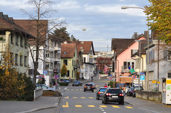 Bild: Bahnhofstrasse in Dübendorf (Roland zh, wikimedia commons, CC BY-SA 3.0)