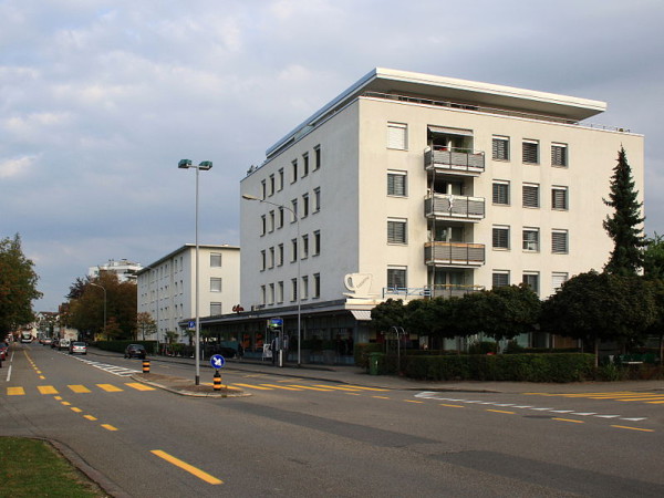 Bild: Die Kreuzung Zürichstrasse / Kirchbachstrasse in Dübendorf (Roland zh, wikimedia commons, CC BY-SA 3.0)