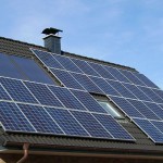 Bild: Solarzellen auf einem Hausdach (Pujanak, gemeinfrei)