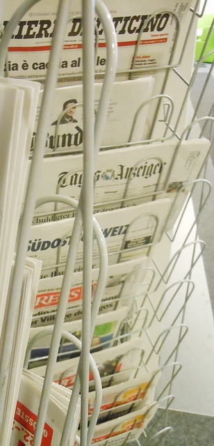 Bild: Zeitungsständer mit Schweizer Tageszeitungen (moeru5712, flickr, CC BY-NC-SA 2.0)