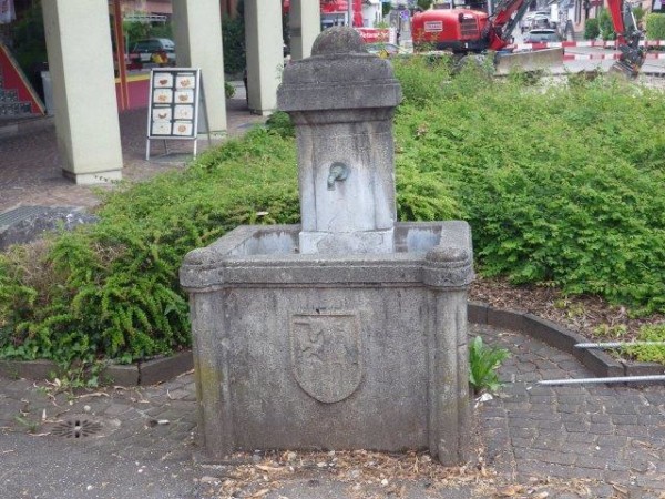 Brunnen Bahnhofstrasse 47 Kulturobjekt 1052, Baujahr 1916: Unscheinbarer, kleiner Brunnen, der bei einem Abbruch der Bahnhofstrasse 47 leicht übersehen und zerstört werden könnte.