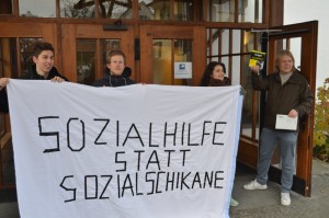 Foto: Die Jungen Grünen protestieren gegen das Sozialamt Dübendorf (ZVG)