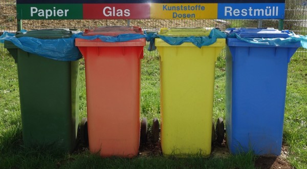 Bild: Recycling-Mülltonnen (blickpixel, pixabay, gemeinfrei)