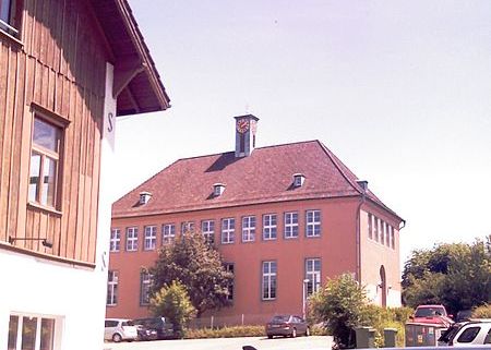Bild: Schulhaus Dorf (DidiWeidmann, wikimedia commons, CC BY-SA 3.0)