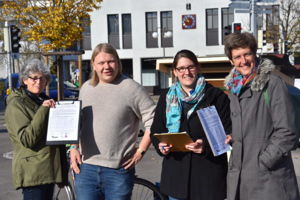 Foto: v.l.n.r.: Margrit Zimmermann (Naturschutzverein Dübendorf), Julian Croci (Junge Grüne), Brigitt Kast und Flavia Sutter (Grüne) sammeln Unterschriften beim Adlerplatz