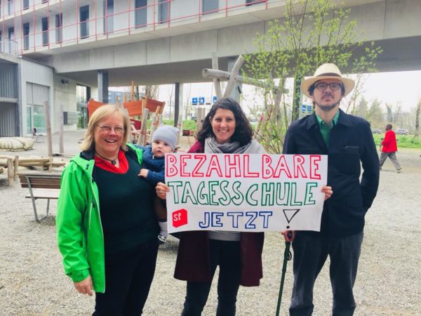 Foto v.l.n.r.: Andrea Kennel (parteilos), Tanja Walliser (SP) und David Siems (Grüne) beim Spielplatz Zwicky Süd