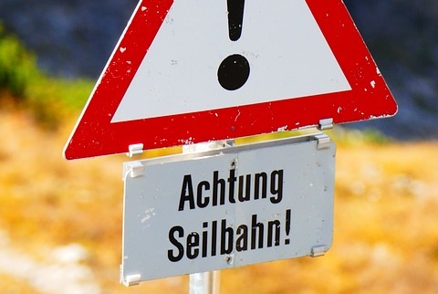 Foto: Warnschild "Achtung Seilbahn!", CC0 Gemeinfrei