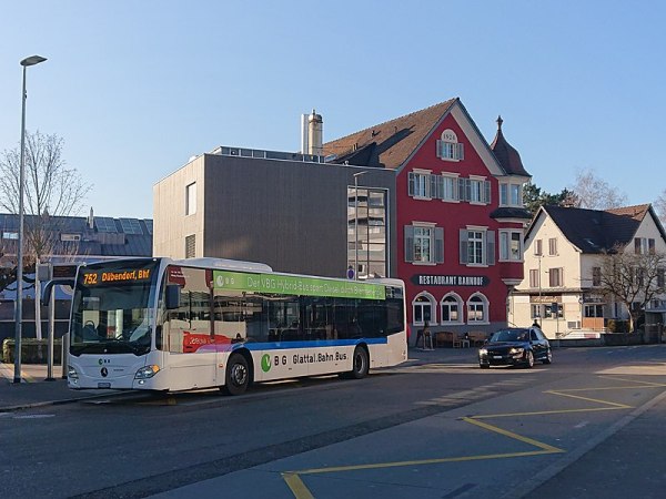 Foto: Bushaltestelle Bahnhof Dübendorf (dunningkruger86, wikimedia commons, CC-by-sa 3.0)