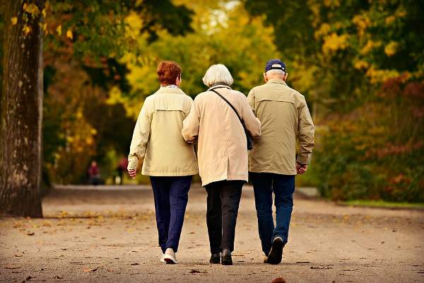 Foto: Drei ältere Leute unternehmen einen Spaziergang (pxfuel.com, CC0 1.0)