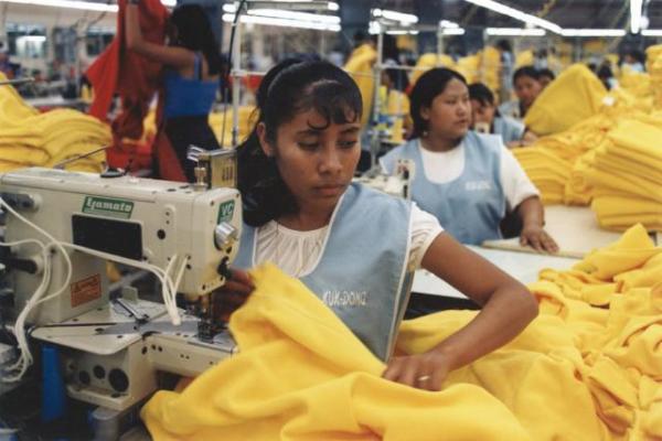 Foto: Frauen nähen in einer indonesischen Fabrik Billigprodukte für den Westen (Sweatshop project, flickr, CC BY-SA 2.0)