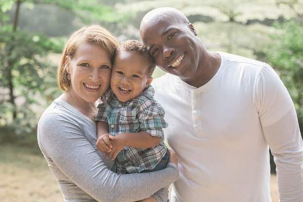 Foto: Eine 3-köpfige Familie in der Natur (pxfuel.com)