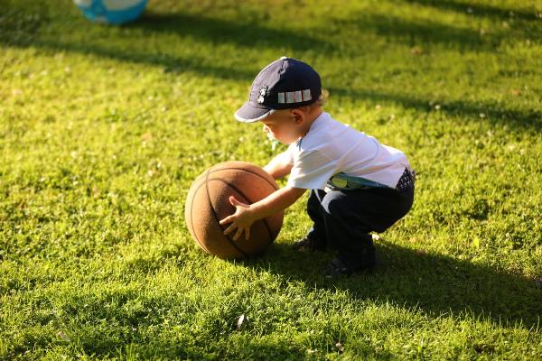 Foto: Ein kleiner Junge hält einen Basketball (Marko Milivojevic, pixnio.com, CC0)