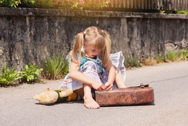 Foto: Ein Mädchen bindet sich auf dem Schulweg den Schuh (piqsels.com, CC0 Public Domain)