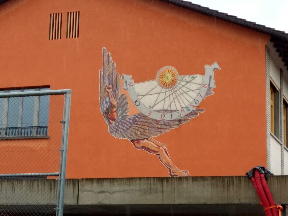 Foto: Der "Ikarus" an der Fassade des Schulgebäudes Grüze 5, am 15. März 2021 kurz vor dem Abbruch (David Siems)