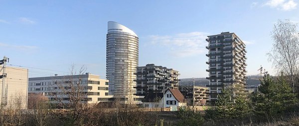 Foto: Hochbord mit Jabee Tower (Albinfo, wikimedia commons, CC BY 4.0)