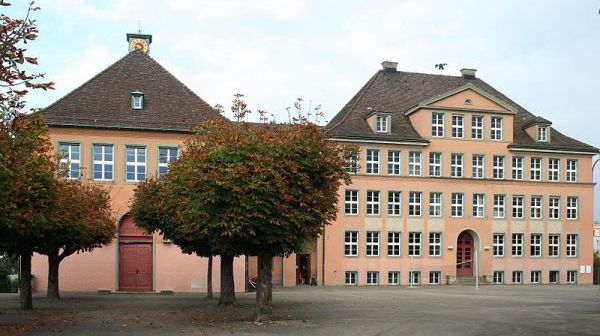 Foto: Schulhaus Dorf B (Roland zh, CC BY-SA 3.0)