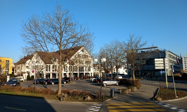 Foto: Der Adlerplatz mit UBS und Stadthaus (Grüne Dübendorf)