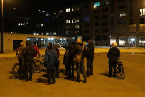Foto: Interessierte begutachten am Nachtspaziergang Lichtverschmutzung die Situation am Bahnhof Stettbach (David Siems ZVG)