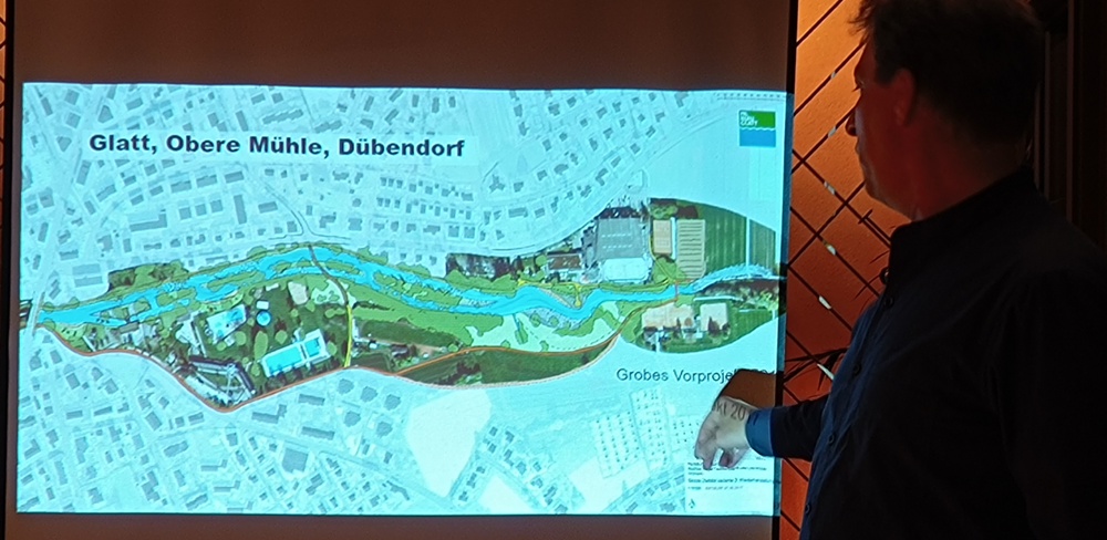 Foto: Dr. Christian Marti (Abteilungsleiter Wasserbau beim AWEL) stellt das Vorprojekt für den Glatt-Abschnitt Obere Mühle - Kunsteisbahn vor. (David Siems)
