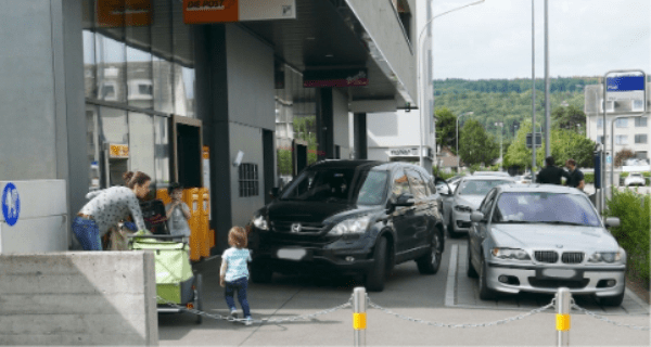 Foto: Gefährliche Szene vor dem Eingang der Poststelle Dübendorf (Peter Anderegg, zvg)