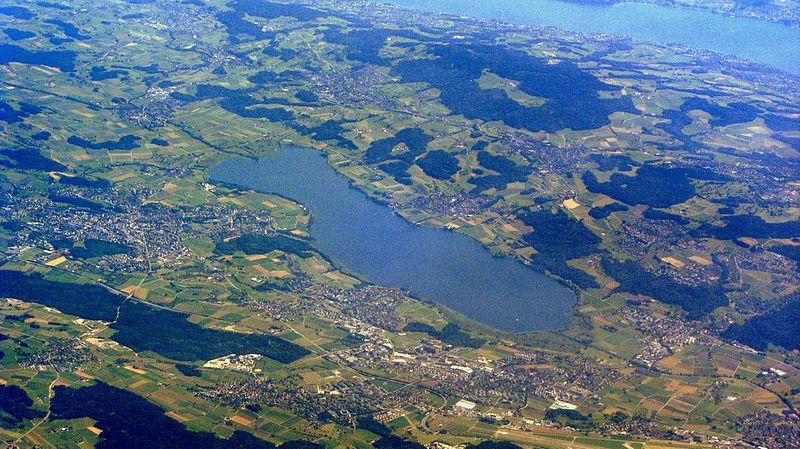 Foto: Der Greifensee und der Bezirk Uster aus der Vogelschau (Woody Wade, wikimedia commons, CC BY-SA 4.0)