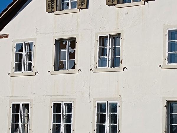 Foto: Eingeschlagene Fensterscheiben an einem Bauernhaus mit hängigem Denkmalschutzverfahren (zvg)