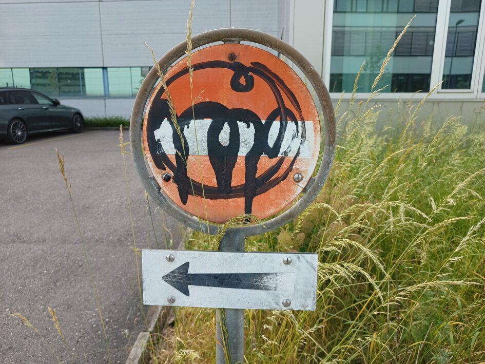 Symbolbild Vandalismus: Ein verschmiertes Verkehrsschild (David Siems zvg)