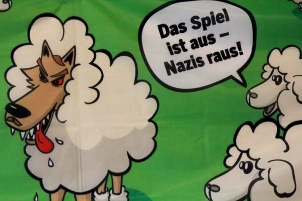 Banner "Das Spiel ist aus - Nazis raus!" der Grünen Thüringen