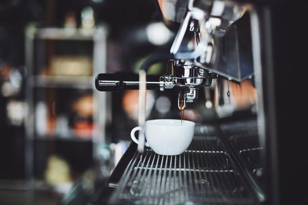 Foto: Eine Kaffeemaschine befüllt eine Tasse (StockSnap, pixabay)