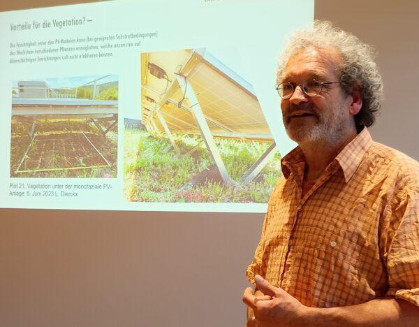 Foto: Dr. Stephan Brenneisen erläutert die Beziehung zwischen Solaranlagen und Dachbegrünungen am Tag der Artenvielfalt 2025(David Siems zvg)