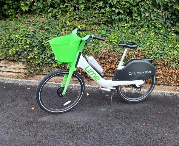 Bild: Ein wild geparktes "LimeBike"-Leihvelo blockiert an der Ecke Grüzenstrasse-Schulhausstrasse das Trottoir (ZVG)