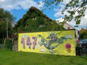Graffito-Werbung für das Kinder- und Jugendtelefon 147 der Pro Juventute beim Schulhaus Grüze