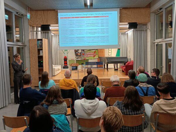 Foto: Ökotoxikologin Alexandra Kroll präsentiert den Kenntnisstand zu PFAS (David Siems)