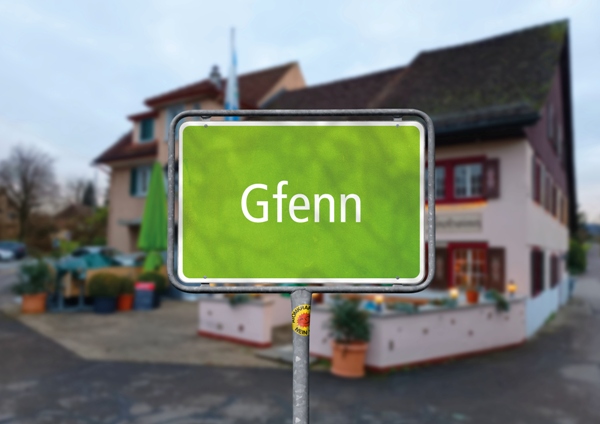 Symbolbild: ein grünes Ortseingangsschild mit der Aufschrift "Gfenn". Im Hintergrund ist der Frohsinn zu sehen. (Artischock)