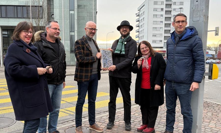 Foto: v.l.n.r. Judith Stofer, René Schönenberger, Stadtpräsident André Ingold, David Siems, Bea Zollinger & Remo Streich bei der Übergabe der Volksinitiative "Wiederherstellung der Fussgängerstreifen im Stadtzentrum" (Ursula Schönenberger)