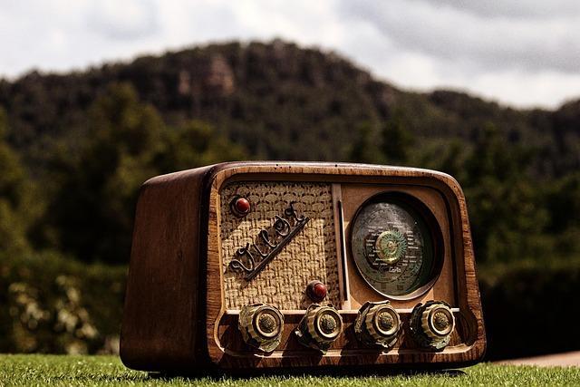 Foto: Vintage Radio im Freien (Ramón Martinez, pixabay)