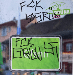 Foto: Mit Nazi-Symbolen verschmiertes Plakat der Grünen