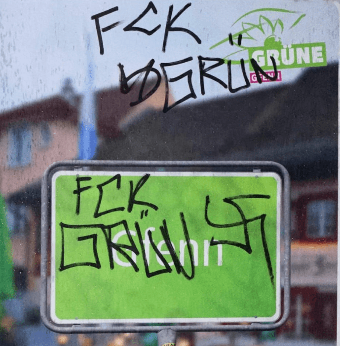 Foto: Mit Nazi-Symbolen verschmiertes Plakat der Grünen