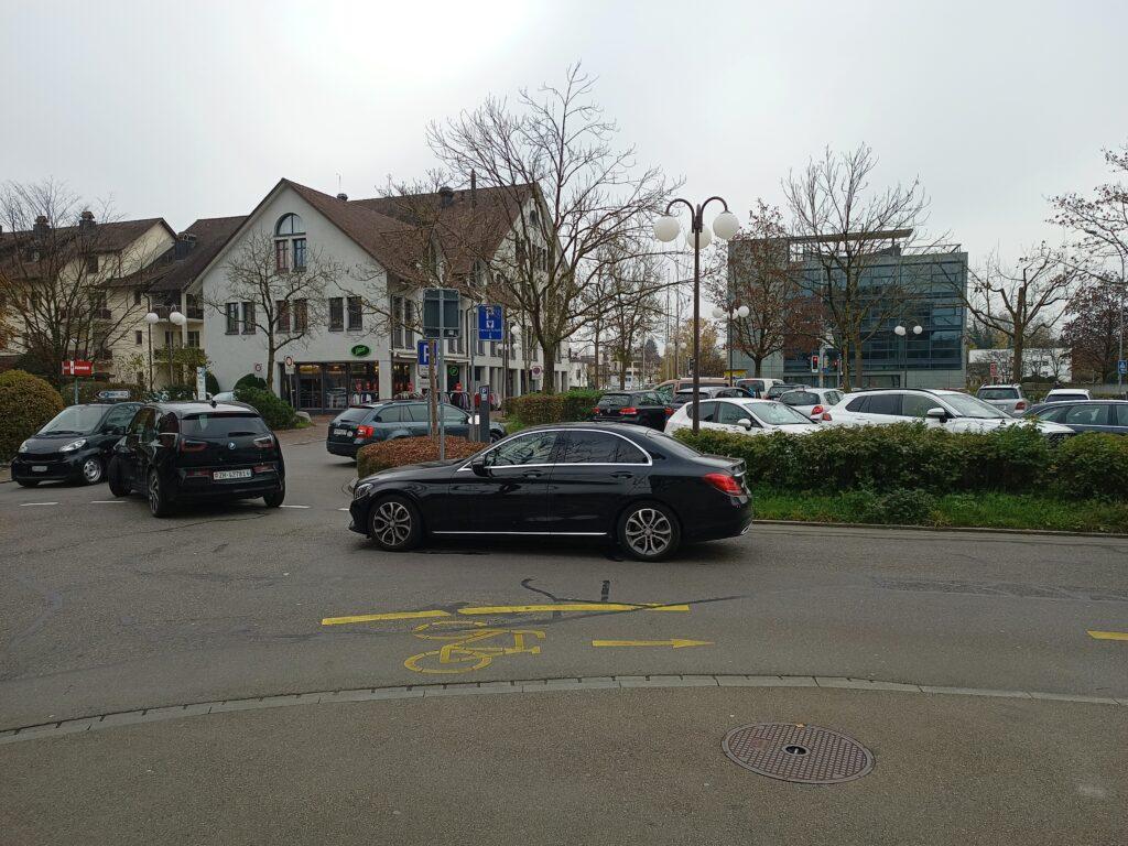 Autos blockieren beim Warten auf einen Parkplatz die Adlerstrasse (Foto: David Siems, zvg)